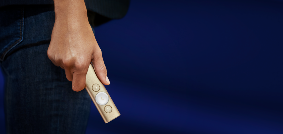 Презентер Logitech Spotlight Gold (золотистый, Bluetooth/2.4 GHz, перезаряжаемая литий-полимерная батарея 85мАч, 3D-акселерометр, гироскоп, кабель для зарядки, чехол)