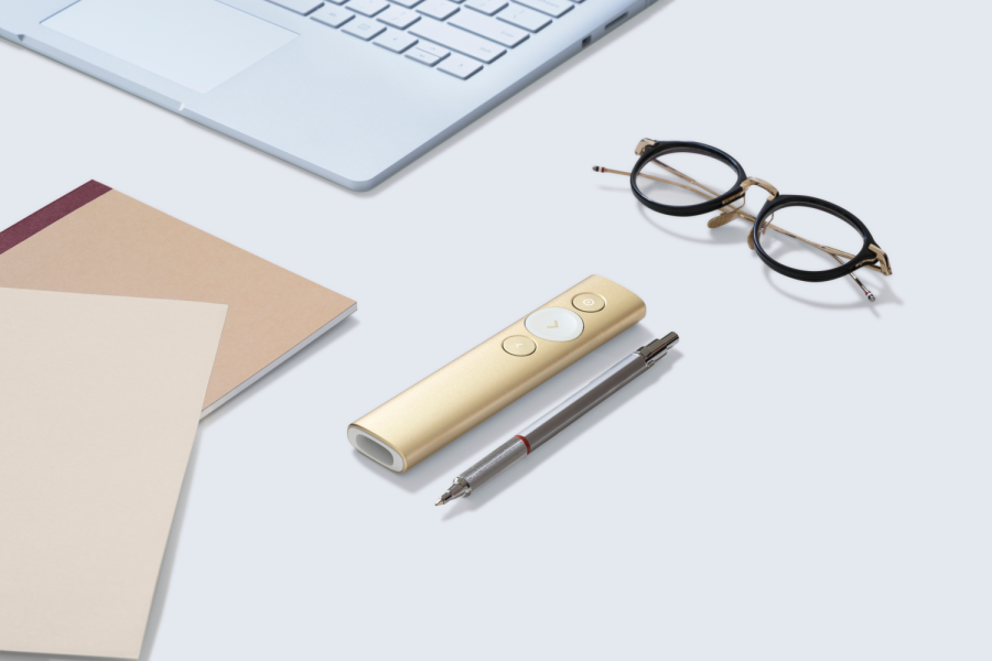 Презентер Logitech Spotlight Gold (золотистый, Bluetooth/2.4 GHz, перезаряжаемая литий-полимерная батарея 85мАч, 3D-акселерометр, гироскоп, кабель для зарядки, чехол)